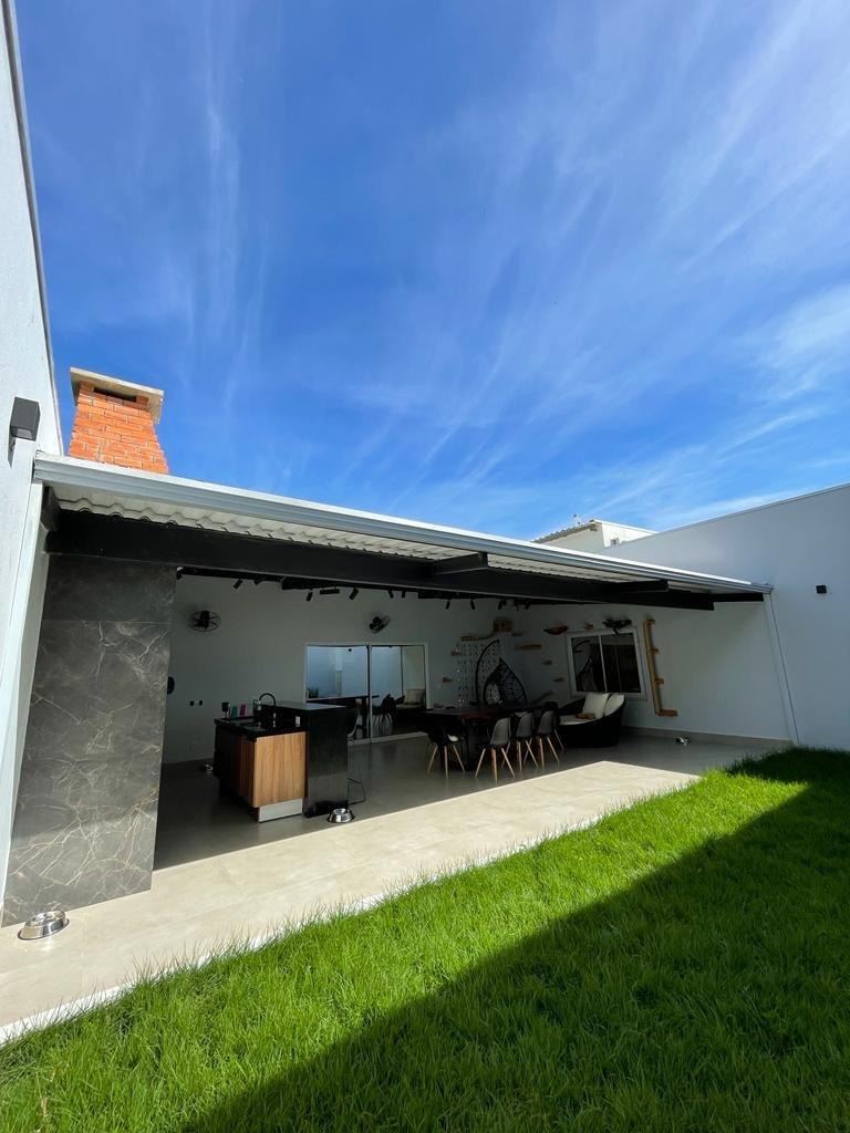 Vista ampla da área gourmet com a cobertura de telha sanduíche