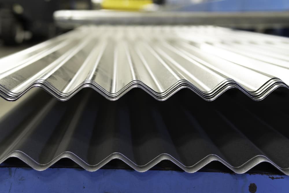 Telhas onduladas de aço galvanizado empilhadas, vistas de perto